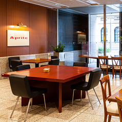 広々と使えるテーブル席です。