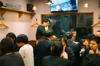 1階はカウンターと立ち飲み、2階は寛ぎのテーブル席