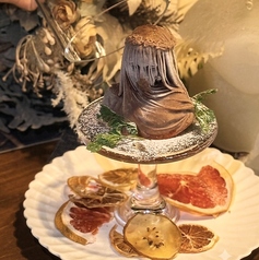 食べれる「彫刻」ラム酒とビターチョコレートの「パンナコッタ」