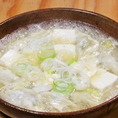〆にぴったり！特製スープの『水炊き餃子』は常連様にも好評の一品！