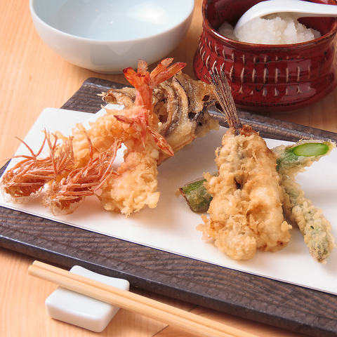 落ち着いた雰囲気の店内でごゆっくりと旬の食材を使用した天ぷらをご賞味ください♪
