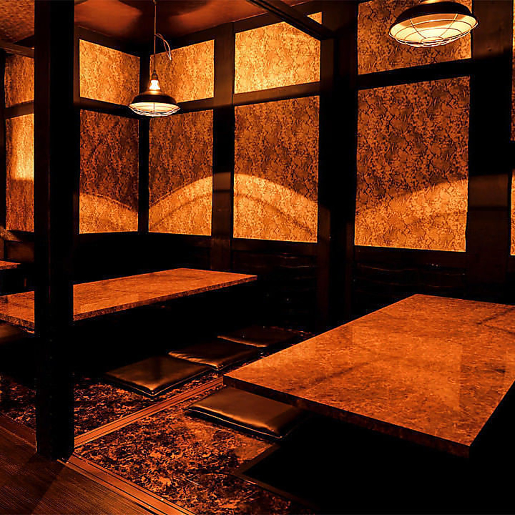 和の情緒あふれる店内。豊田市駅周辺での接待や飲み会に最適の個室空間をご用意しております。