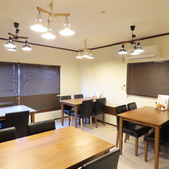 1階席では20～26名様、2階席では31～50名様にて、フロア貸切が可能です！お電話または店頭にてご予約を受け付けておりますので、お気軽にお問い合わせください。