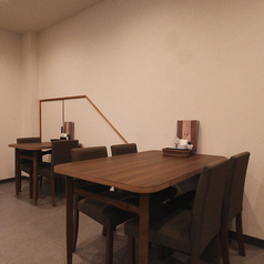 ≪半個室≫ 4名掛け×2卓、2名掛け×1卓