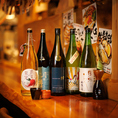 日本全国から選び抜いたこだわりの日本酒を多数ご用意しております。その日その日の気分に合わせてお好きな銘柄の日本酒で非日常な時間をお愉しみください。お食事とのペアリングなどもお気軽にスタッフまでお尋ねください。神田近辺で日本酒を飲みたくなったら是非当店へお越しください。