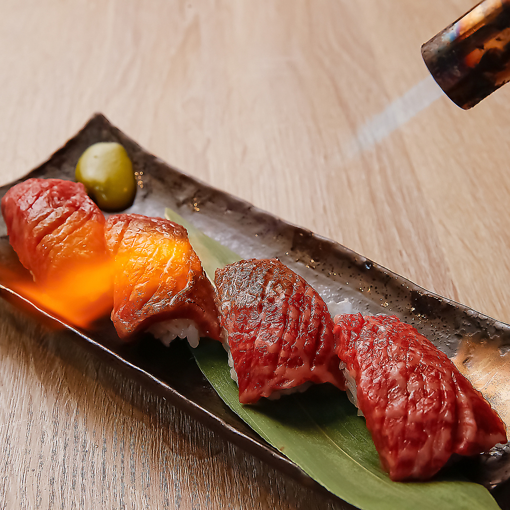 単品メニューも豊富♪炙り肉寿司が大人気！
