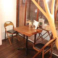 窓際のテーブル席