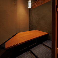 4名様～5名様にぴったり。プライベート感を重視した満足度No.1の完全個室席。暖色の照明とゆったりできる掘りごたつのお席が人気の秘訣。