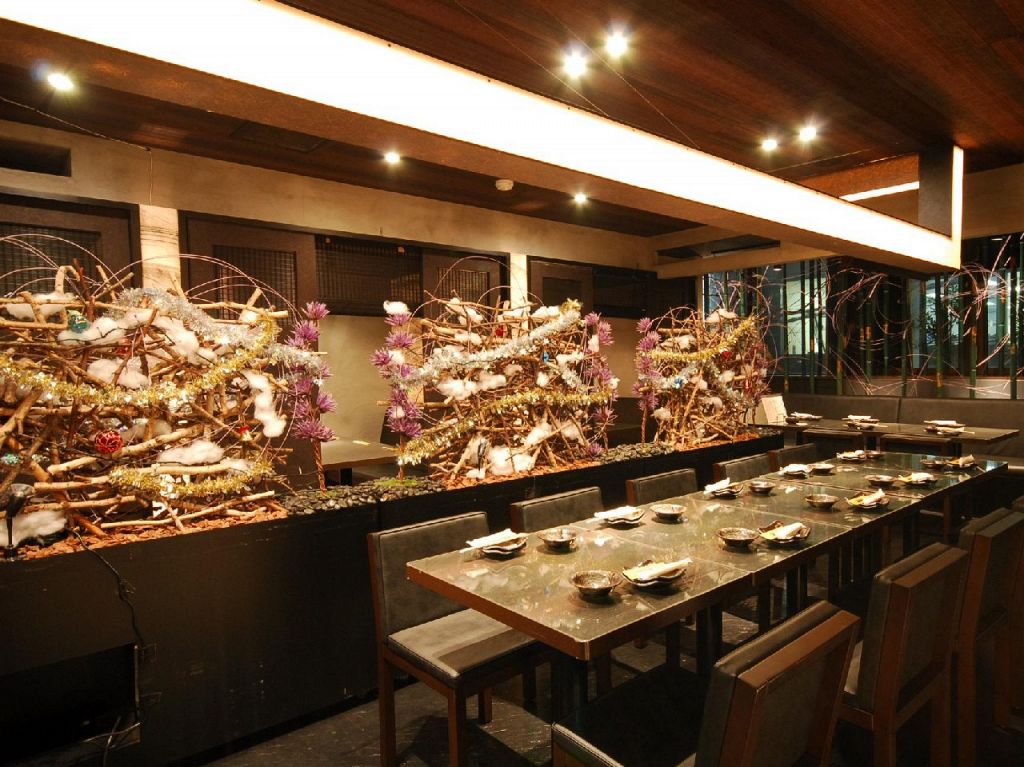 大人の街：銀座の路地裏…。眩い光を放つデザイナーズダイニング