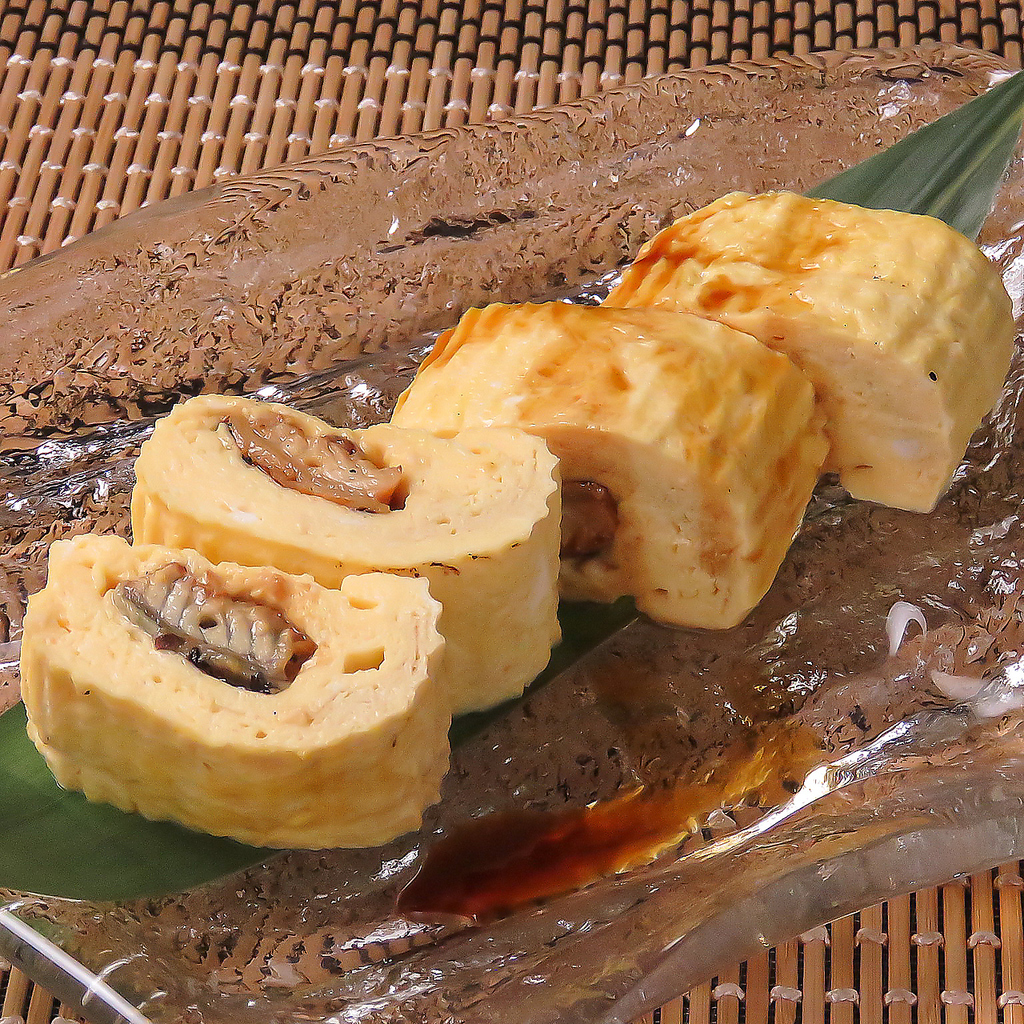 うなぎ入りのだし巻き玉子は、ふわふわの食感と濃厚な味わいが特徴の逸品です。お酒にぴったりです♪