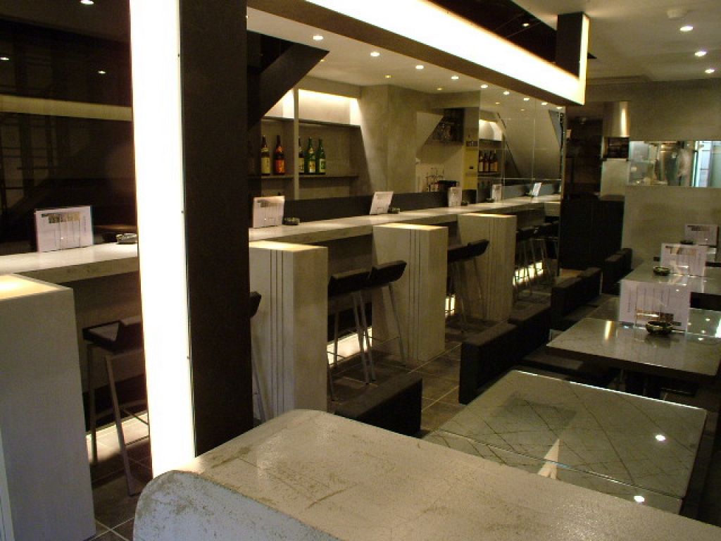 入口を抜けるとスタイリッシュなカウンターと臨場感あるキッチン