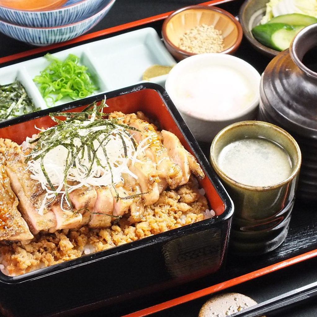 絶品鶏まぶし！まずはそのまま、次は薬味を入れて、最後は水炊きスープをかけてお召し上がり下さい！