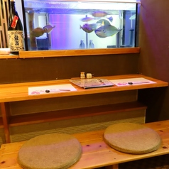 【会社帰りにおすすめ】木のぬくもり感じるカウンター席。帰り道にふらっとお立ち寄りください。