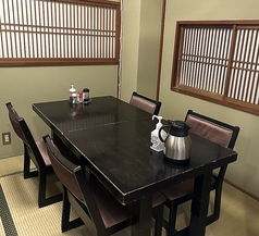 テーブル4名が1卓