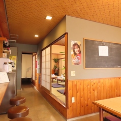 落ち着いた雰囲気の店内には、4名様用のお座敷個室席を1室ご用意しています。周りを気にせず、ゆったりとくつろげるプライベート空間で、ご家族でのお食事や少人数でのご利用に最適です。のぬくもりに包まれながら、心落ち着くひとときをお過ごしいただけます。
