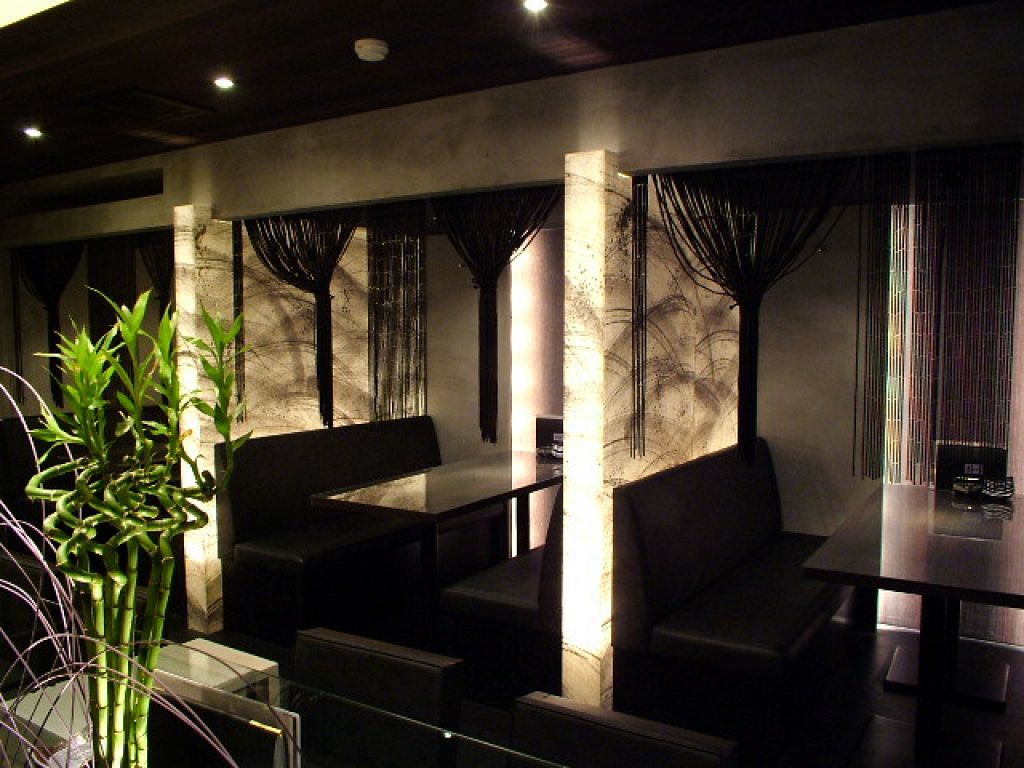 階段を上がって2階へ。“現代雅”をテーマにしたモダンな空間