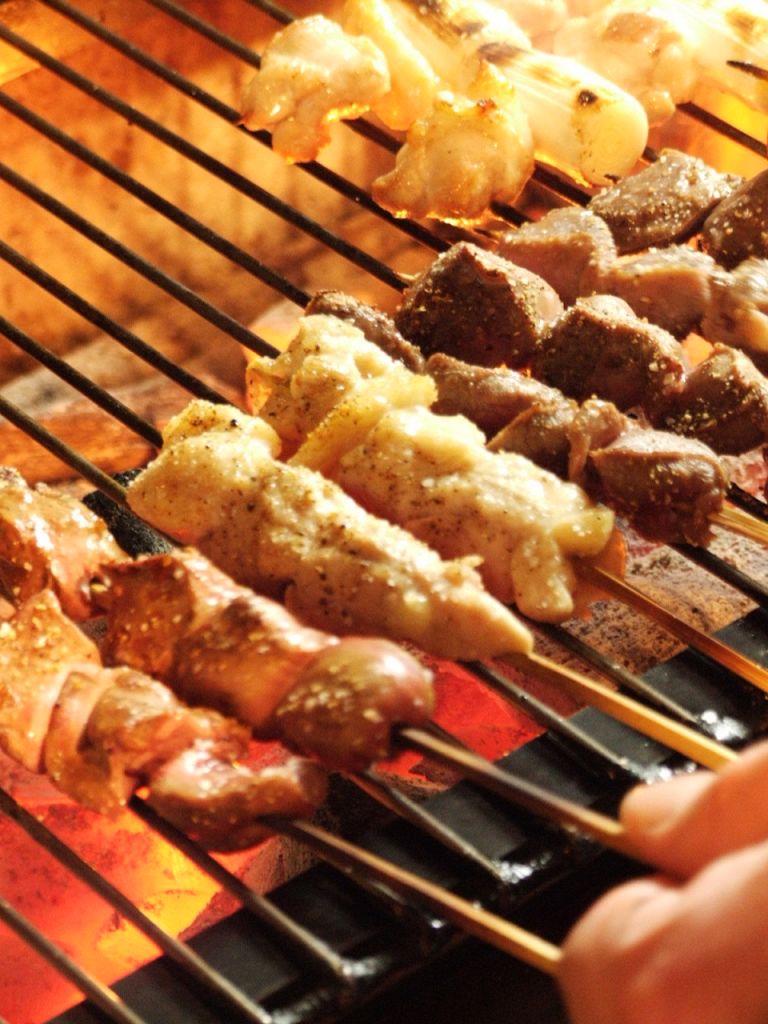 朝〆健味鶏の串焼きやイベリコ豚の串焼きが絶品！！炭火で一本一本心をこめて焼き上げます。