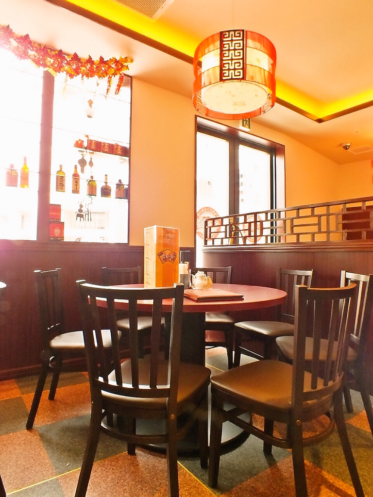 店内は本場の雰囲気を味わえるこだわりの内装です。普段使いにもおすすめ円卓完備！