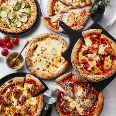 スモークサーモンのとフレッシュチーズのピザ(写真右上)