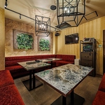 お洒落な内装にカラオケが付いたお部屋をご用意しています。