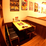 雰囲気良くライトアップされた店内は、デートや友人との飲みの小人数～会社宴会など大人数にも対応OK