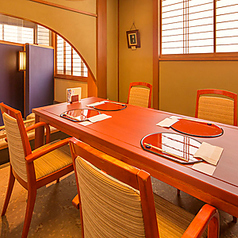 【橘-TACHIBANA-】ご会食やお集まりなど、幅広いシーンに対応できる個室席。最大12名様までご利用いただけます。