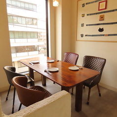プライベート感のある窓際のお席(紙タバコ不可)