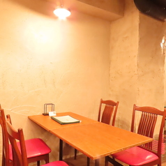 温もりを感じる照明と赤いチェアが印象的なテーブル席。シンプルながらも洗練された空間は、ご友人とのゆったりとしたひとときにぴったり。落ち着いた雰囲気の中で、こだわりの料理と会話をじっくりお楽しみいただけます。