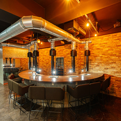 【少人数利用に◎】お一人様やデート利用にも最適なカウンター席をご用意。目の前で焼き上がるサムギョプサルの臨場感を楽しみながら、ゆっくりと自分のペースで食事ができる特等席。少人数でも気軽に立ち寄れる心地よい空間です。