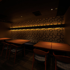 フロア貸切18名まで。店貸切は着席で33名、立食で40名まで。※13名以上のご予約は、席のレイアウト調整が必要なため、店舗からお電話させていただきます。