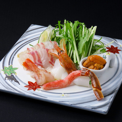 雲丹(うに)をふんだんに使用した濃厚な雲丹スープで頂くしゃぶしゃぶ。魚介のうま味との相性が抜群です。