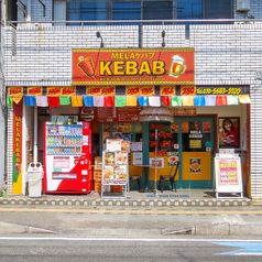 名物の「MELAケバブ」や冷え冷えの生ビールを楽しめる居心地の良い空間!サクッと立ち寄りやすいオープンな雰囲気で、昼飲みやハッピーアワーのサク飲み、お仕事帰りの一杯にもぴったりなお席です。