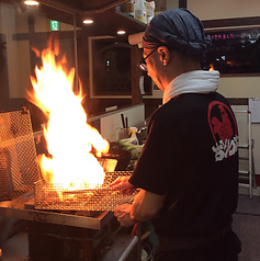 炭火で炎を上げながら一気に焼き上げます！