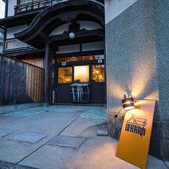 【大人数での貸切対応可能】会社宴会や同窓会、打ち上げなどにおすすめの貸切スペースとしてご利用いただけます！広々とした空間で、周りを気にせず仲間と盛り上がれる特別なひとときをお過ごしいただけます★趣のあるリノベーション空間で、思い出に残る時間をお楽しみください◎貸切希望は店舗までお問い合わせください♪