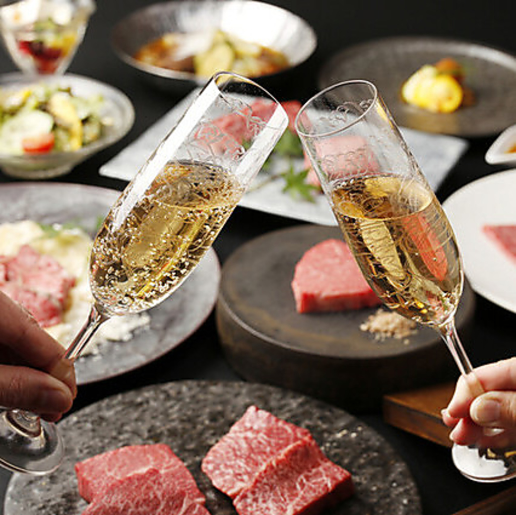 ワインや日本酒も豊富です。お好きなドリンクを片手に、心温まる料理を味わってください。