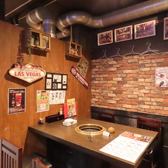 仕事帰りの飲み会に最適なリラックスした空間です。仲間と共に飛騨牛ホルモンや美味しいお酒を楽しみながら、日々のストレスを忘れるひとときをお過ごしください。心地よい雰囲気の中で、楽しい会話を楽しむ時間をお楽しみいただけます。