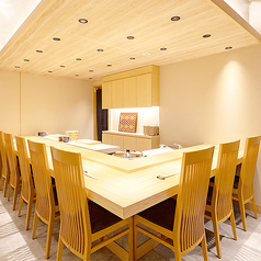 シンプルさが同居した、清潔感のある空間のカウンター席。美しい白木で設えられた、L字型のカウンターでお食事をご堪能下さい。