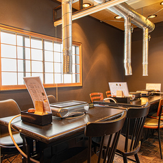 広々としたテーブル席は、ご家族皆様での食事や、気の置けないご友人とのカジュアルな焼肉宴会にぴったりです！アットホームな空間で、美味しい焼肉を囲んで楽しい時間をお過ごしいただけます。お子様連れのお客様も大歓迎です！