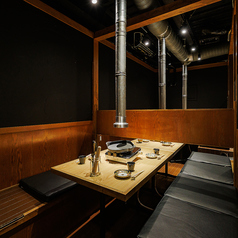 ゆったりとしたソファでくつろげるテーブル席。座り心地の良い席で、美味しい焼肉を囲んで楽しい時間をお過ごしいただけます。ご家族でのご利用にも最適です♪