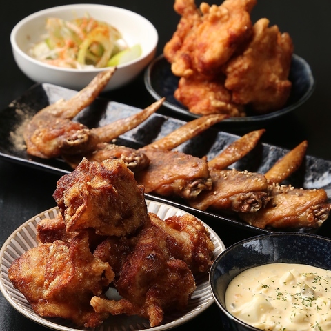 新鮮な国産若鶏を使用した逸品と、豊富なハイボールが揃うレトロな雰囲気の居酒屋◎