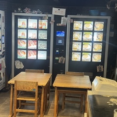 自販機で買ったものをその場で食べれますよ♪