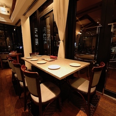 ガラス張りの店内は昼間は日差しが差し込み夜は夜景もお楽しみいただけます。オシャレな店内で女子会・合コンにもおすすめです♪