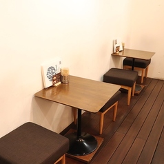 壁際のテーブル席