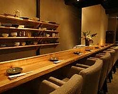 お1人様もご利用いただきやすいカンター席。職人の技を目でも楽しみながら、お好きなお酒をご堪能いただけます。