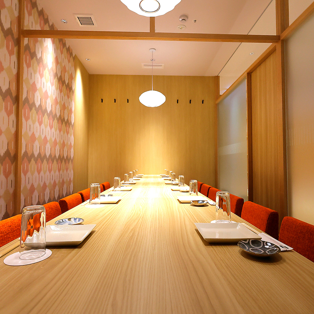 ゆったり掘り炬燵席で飲み会ができ、静かでくつろげる大小完全個室を多数完備しております。