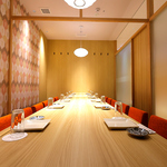 ゆったり掘り炬燵席で飲み会ができ、静かでくつろげる大小完全個室を多数完備しております。