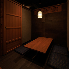カーテンで仕切って個室空間を作る掘りごたつの半個室席。2～4名様のプライベートなご利用に。