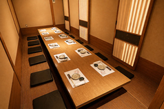 11名~16名様用の掘りごたつ式の完全個室です。中規模宴会にもご対応致します。少し窮屈になりますが18名様ぐらいまでは着席できます。