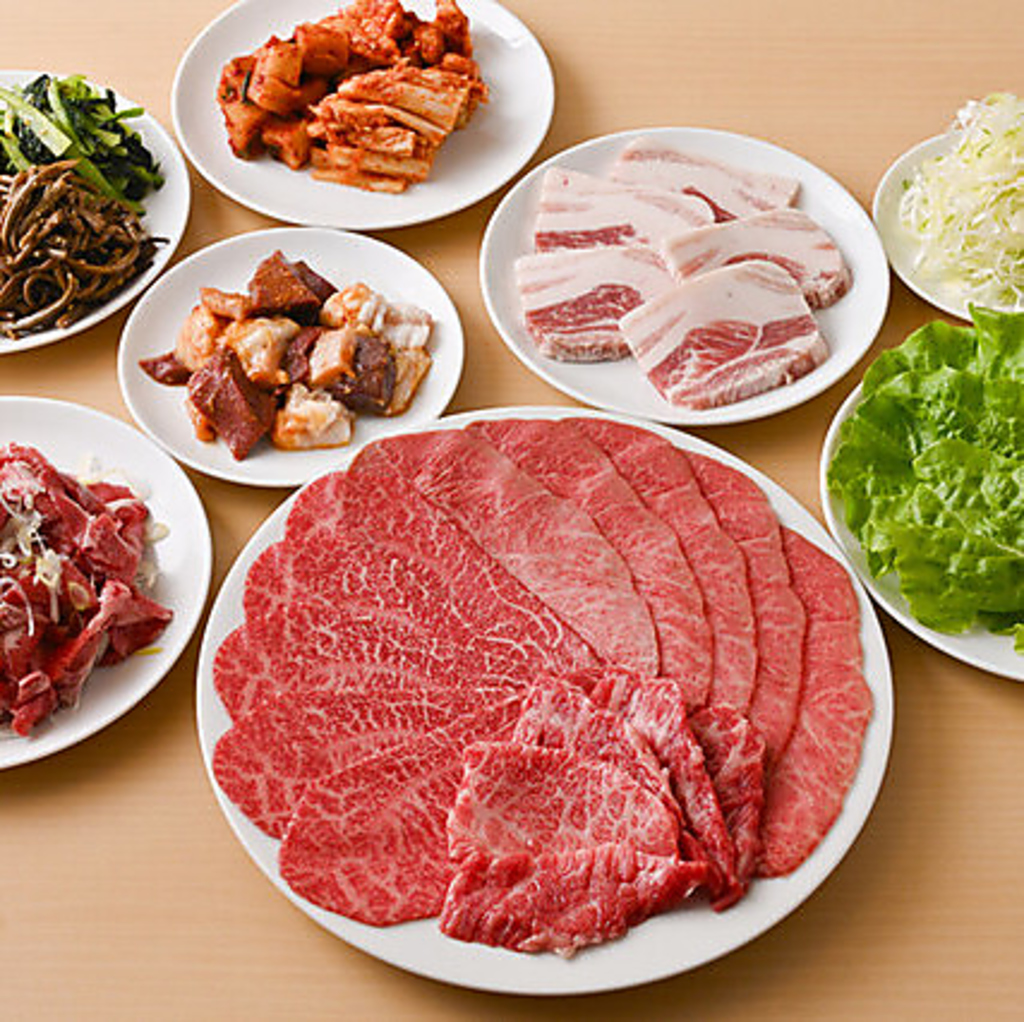 贅沢な味わいを一度に楽しめるコース料理もご用意。各種お集まりにご利用ください。