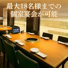 【2～6名様個室×3】最大18名様まで／ご宴会におすすめのテーブル個室。2～6名様までの個室が3席ございます。結合することにより最大18名様までのご宴会が可能です。扉付きの個室ですので、まわりを気にせずお食事をおたのしみいただけます。